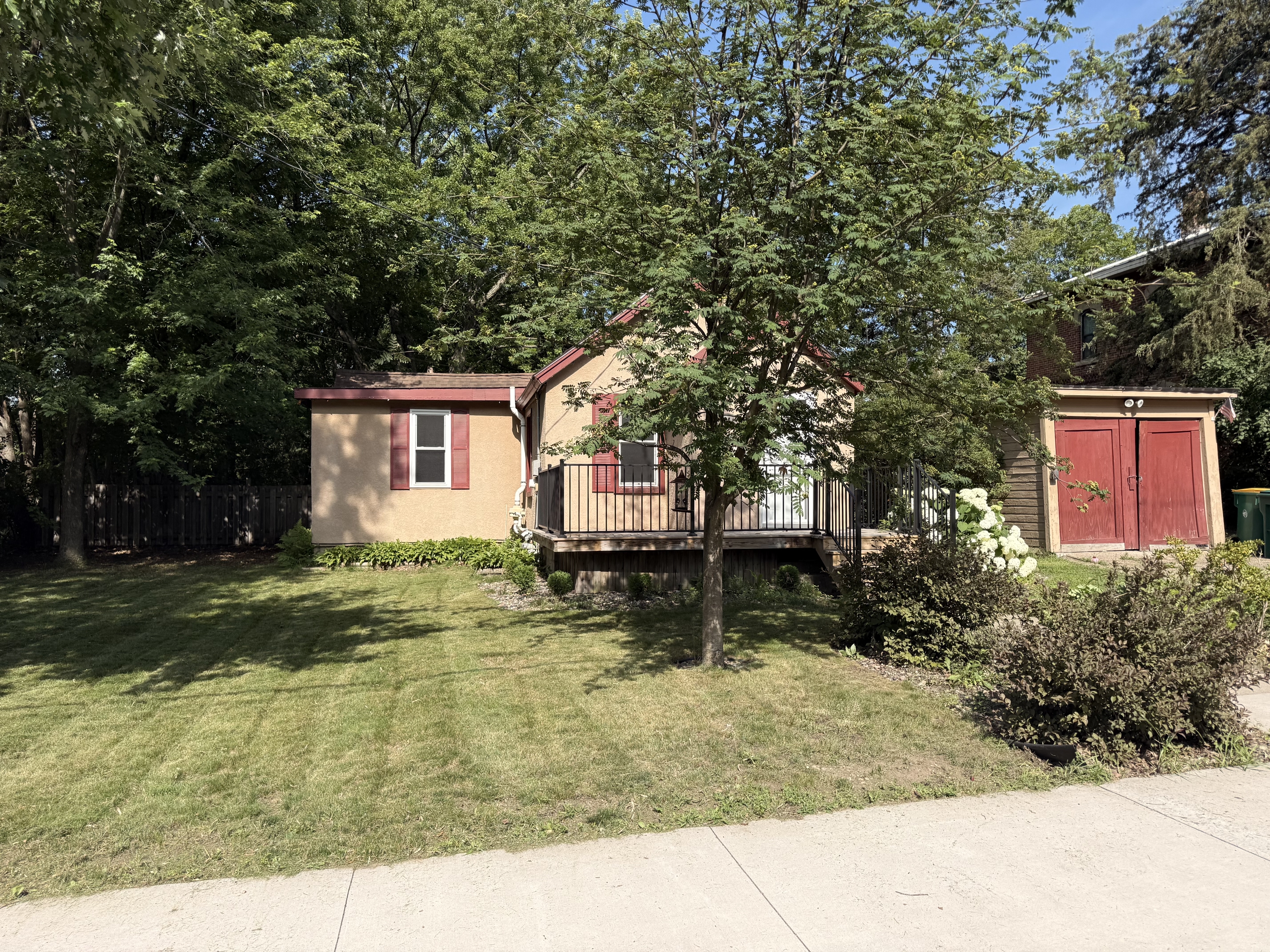 814 Owens Street North